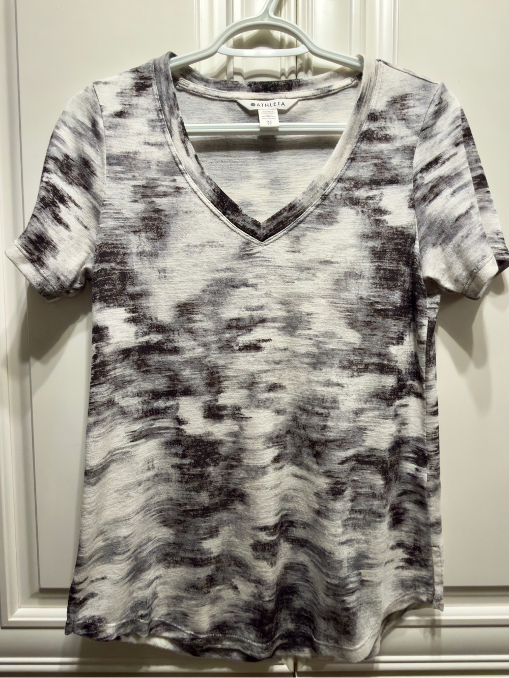 Athleta Black & White Breezy Scoop V-Neck Short Sleeve Tee